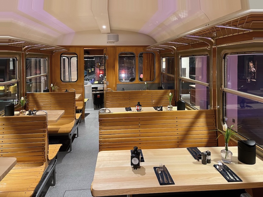 Original Esslinger Eisenbahn-Oldtimer im Hotelfoyer